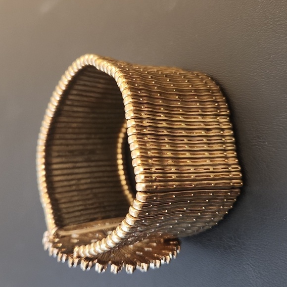 Elegant Gold Bracelet with Crystal Accents - Picture 3 of 8